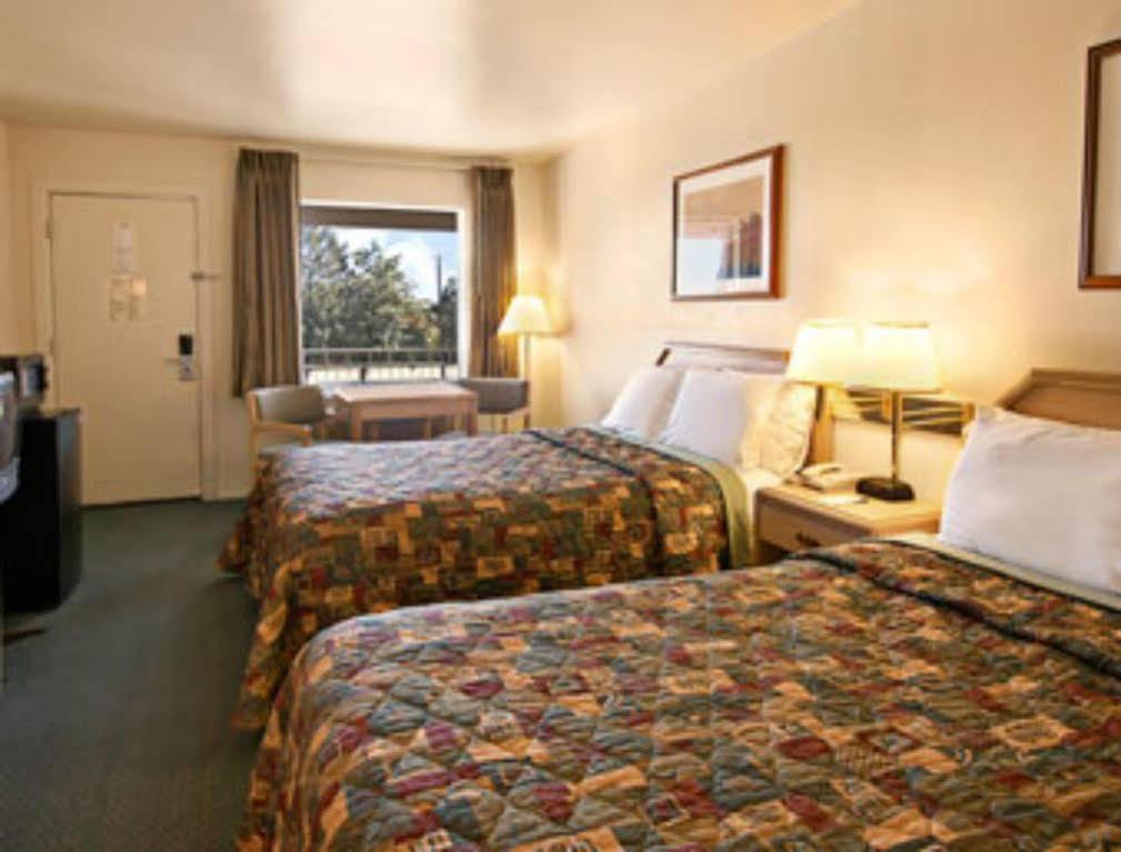 Days Inn By Wyndham Deming Exterior photo